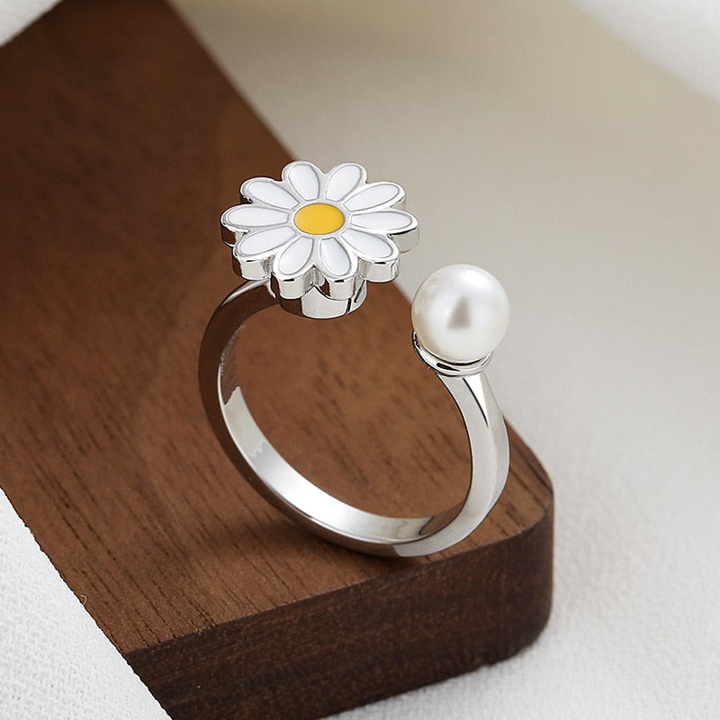 Daisy Anxiety Ring With A Pearl